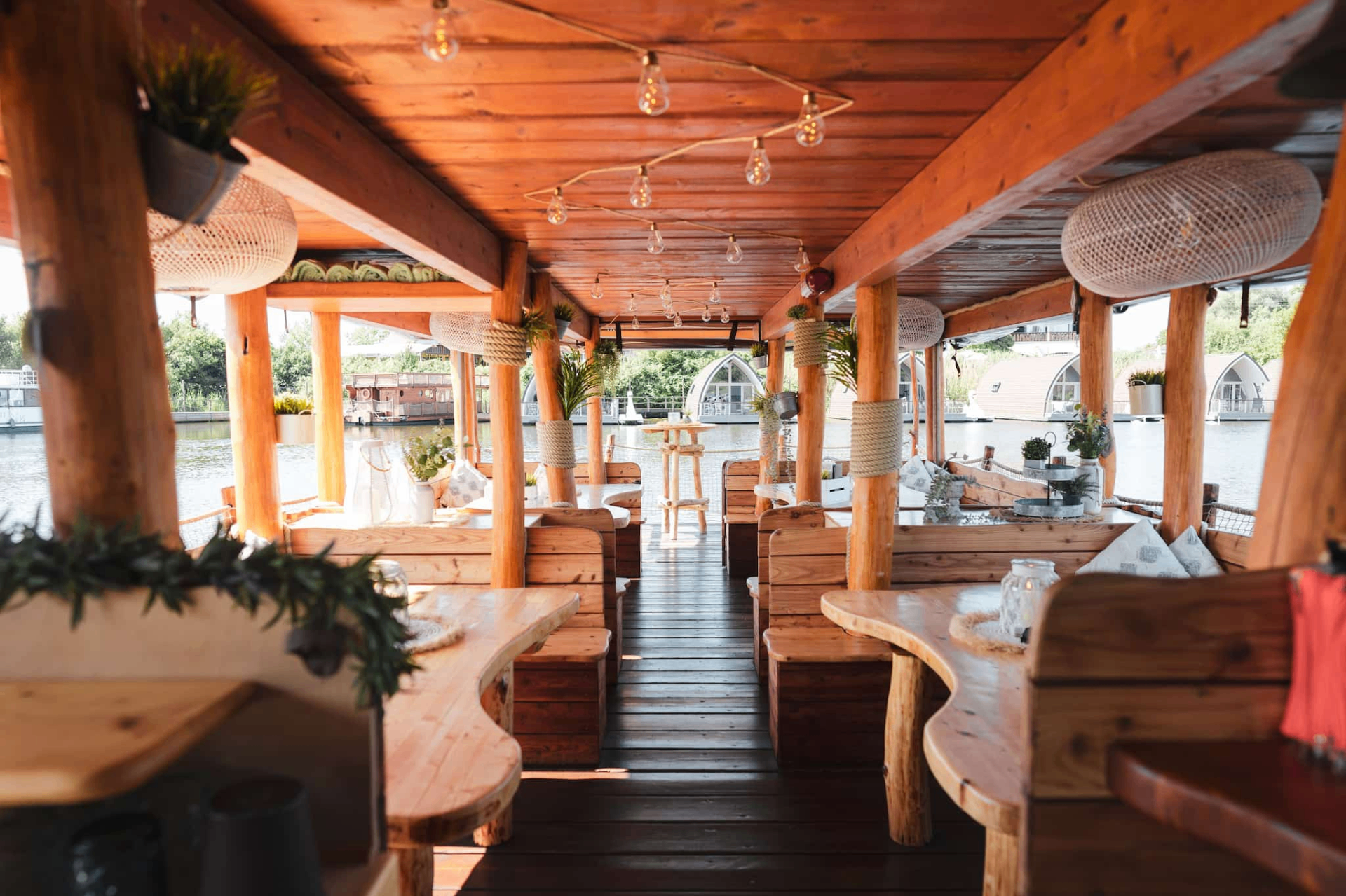 Hauptstadtfloß – Gemütliches Holz-Interieur auf dem Boot