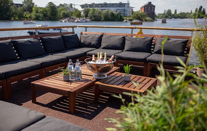Hauptstadtfloß – Lounge-Bereich mit Blick aufs Wasser