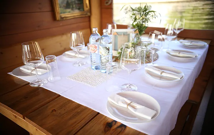 Hauptstadtfloß – Festlich gedeckter Tisch an Bord