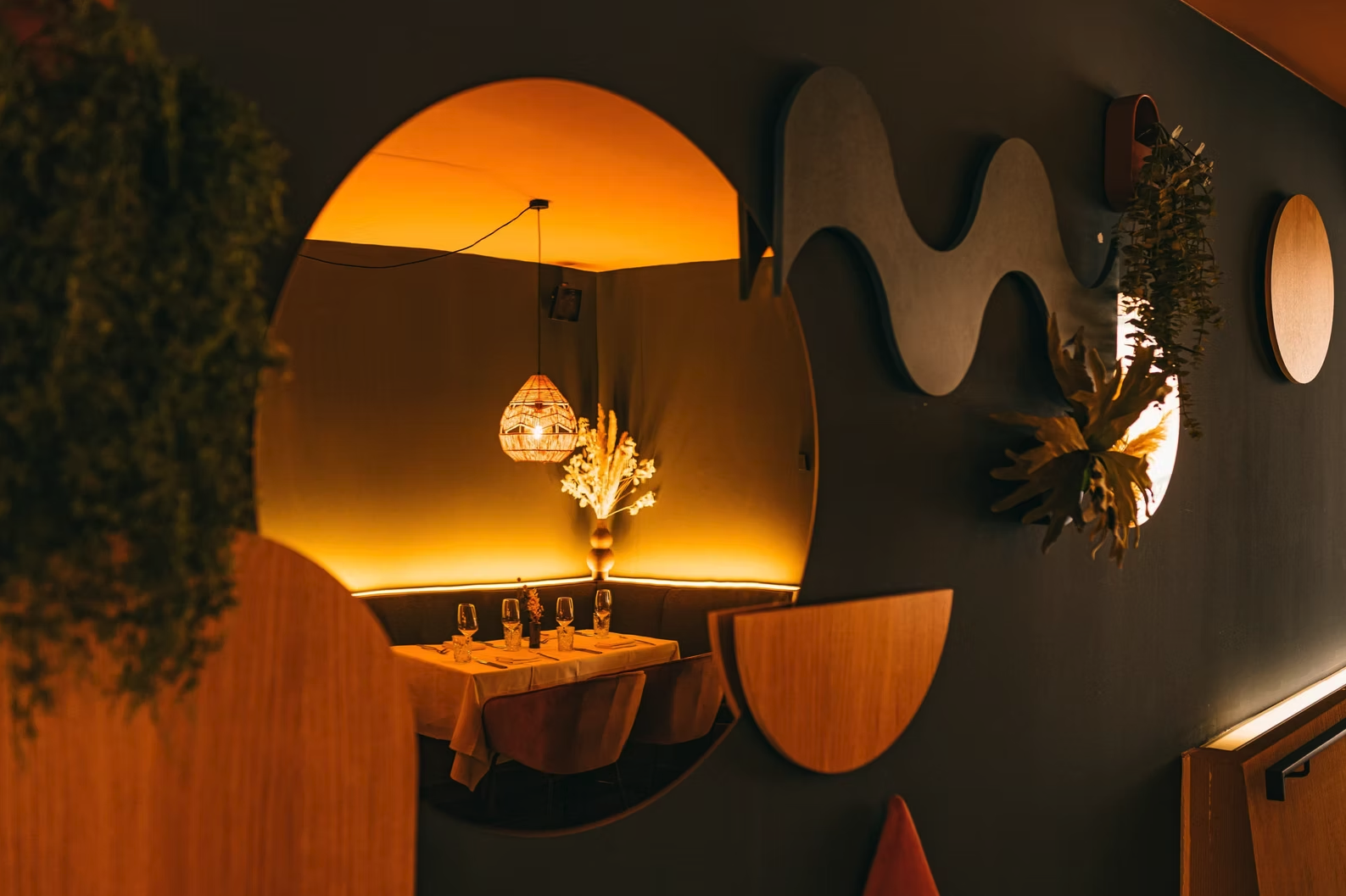 RIVO – Elegantes Separée mit stimmungsvoller Beleuchtung