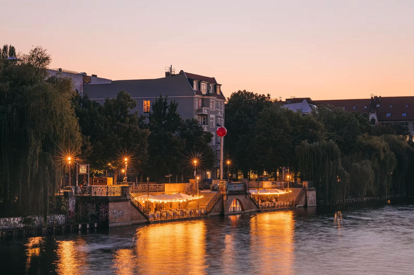 RIVO – Blick auf das Restaurant am Spreeufer bei Sonnenuntergang