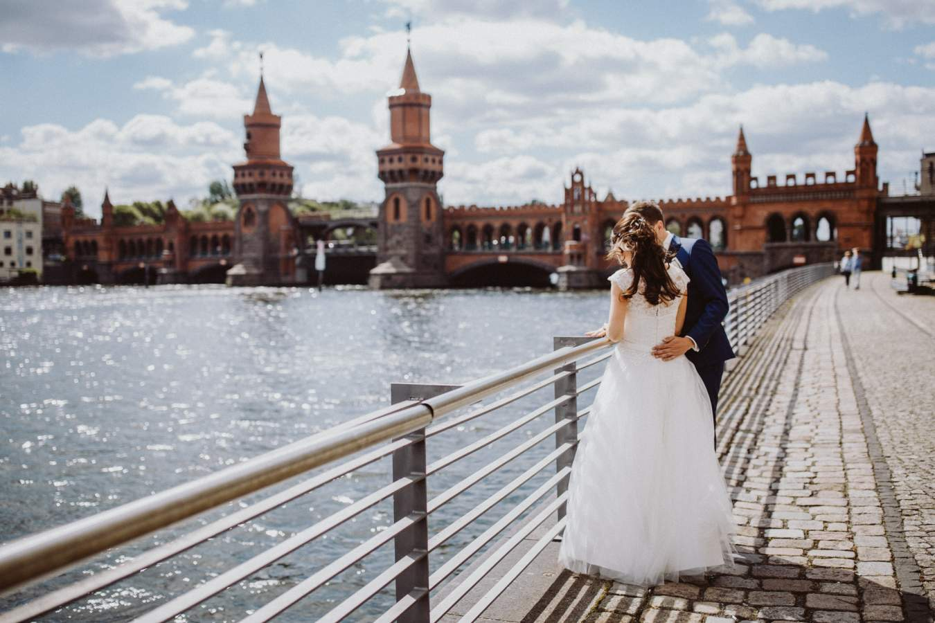 Brautpaar an der Spree mit Blick auf die Oberbaumbrücke