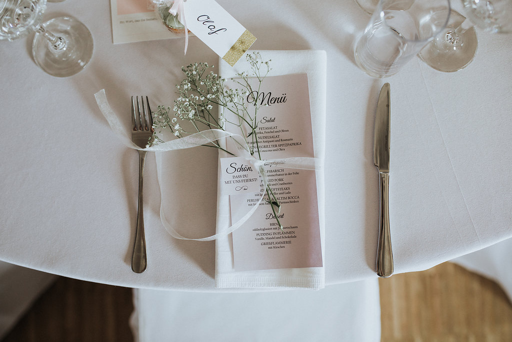 Elegantes Menükarten-Detail bei einer Hochzeit
